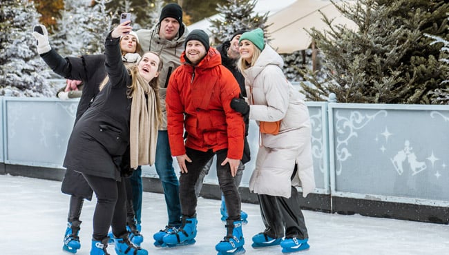 Vriendengroep maakt selfie op schaatsbaan