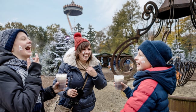 Gasten drinken Chocomel op de Warme Winter Weide