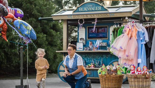 medewerker geeft ballon aan kindje