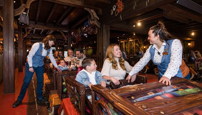 medewerkers controleren de beugels bij max en moritz