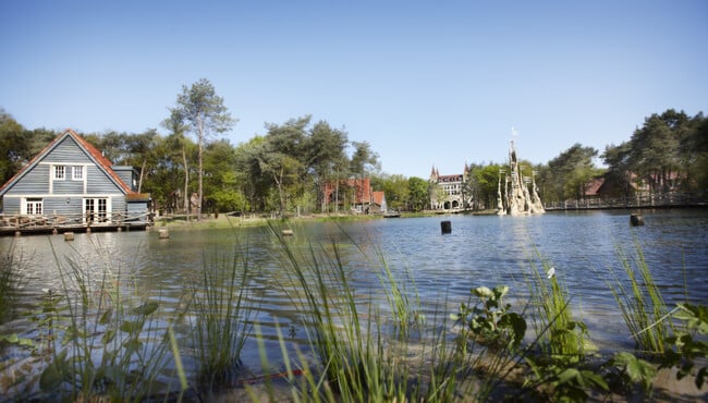 vijver met vakantiehuizen in vakantiepark bosrijk
