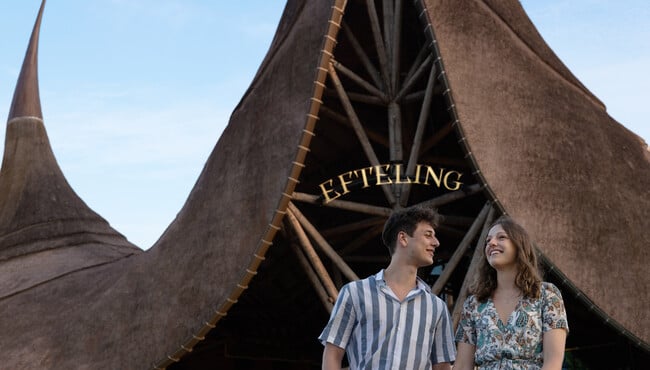 koppel loopt voor het huis van de vijf zintuigen