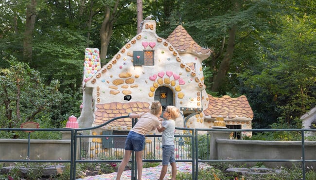 twee kindjes bij het huis van hans en grietje