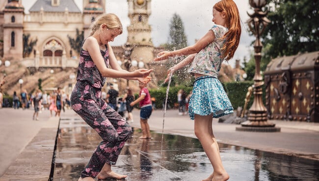 kinderen spelen op de fontein bij symbolica