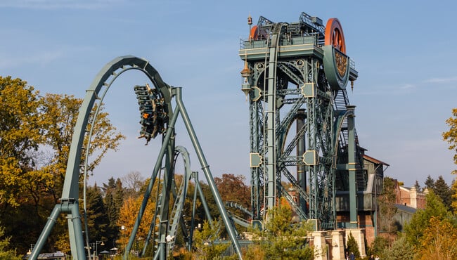 Schachttoren van achtbaan Baron 1898 waarbij het achtbaankarretje over de kop gaat.