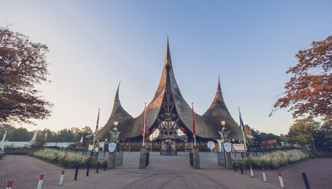 Voorzijde van het entreegebouw van de Efteling.