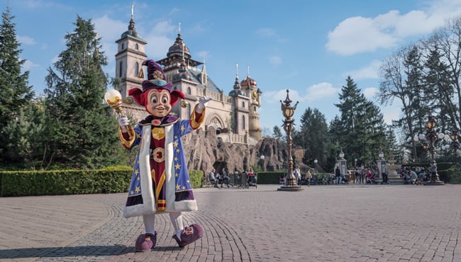 Pardoes op het plein voor Symbolica in de Efteling.