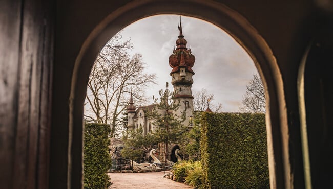 Doorkijk naar het sprookje De Zes Zwanen in de Efteling.