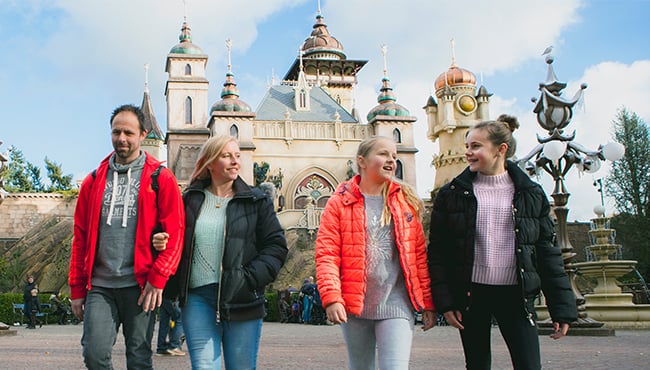 Gezin lopend voor Efteling-attractie Symbolica.