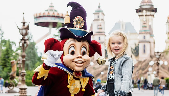 Efteling-karakter Pardoes houdt hand van een meisje vast.