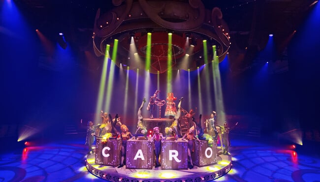 Overzichtsfoto van theatershow CARO in het Efteling Theater.