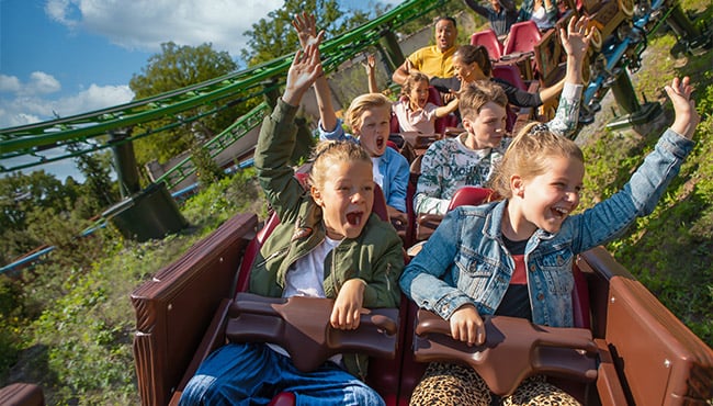 Kinderen in Efteling-achtbaan Max & Moritz.