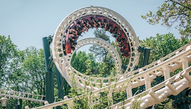 Achtbaantrein van de Python in de Efteling rijdt door een kurkentrekker.