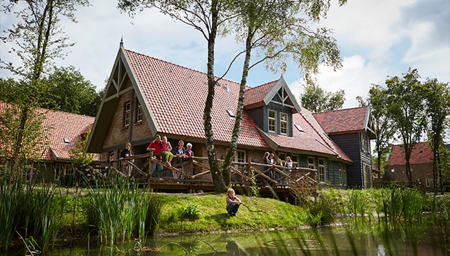 Gezin op terras van Boshoeve bij Efteling Bosrijk