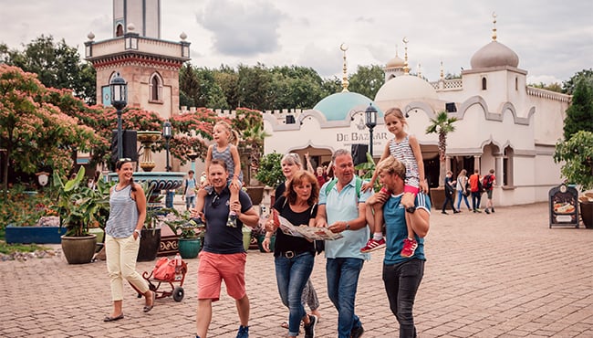Familie loopt op Fata Morganaplein