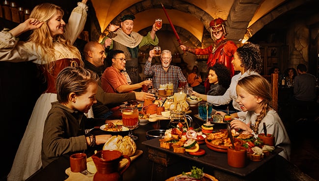 Gezin aan tafel in restaurant Het Wapen van Raveleijn