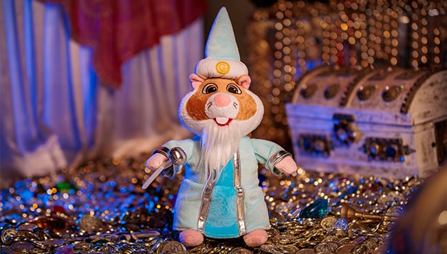 Knuffel van Albert Heijn hamster in de stijl van een tovenaar uit Efteling-attractie Fata Morgana.