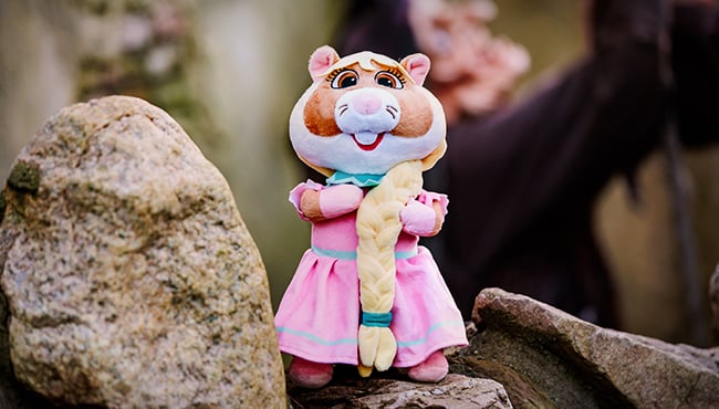 Knuffel van Albert Heijn hamster in de stijl van Raponsje.