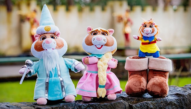 Drie knuffels van Albert Heijn-hamsters in de stijl van een tovenaar, Raponsje en Klein Duimpje.