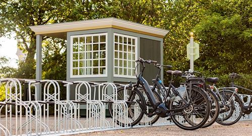 Fietsen staan in rekken bij de fietsenstalling van Efteling Park.