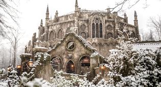 Gebouw van attractie Danse Macabre in de sneeuw.
