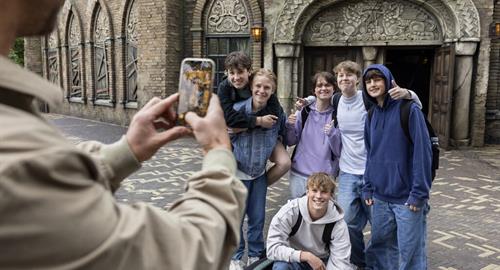 Groep vrienden op een plein voor attractie Danse Macabre.