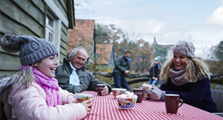 Gezellig een drankje doen op het terras van een vakantiewoning in Efteling Bosrijk.