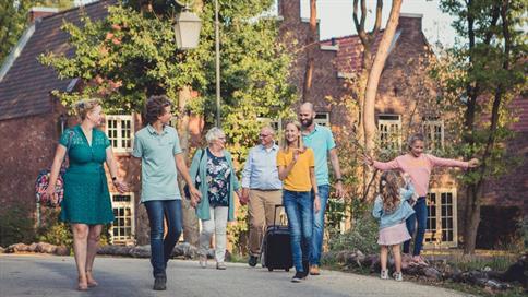 Familie op pad in Vakantiepark Efteling Bosrijk