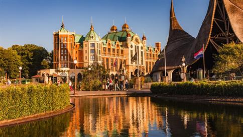 Hoofdentree van de Efteling met het Efteling Grand Hotel op de achtergrond.