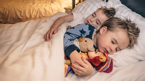 Kinderen slapen in het Efteling Hotel