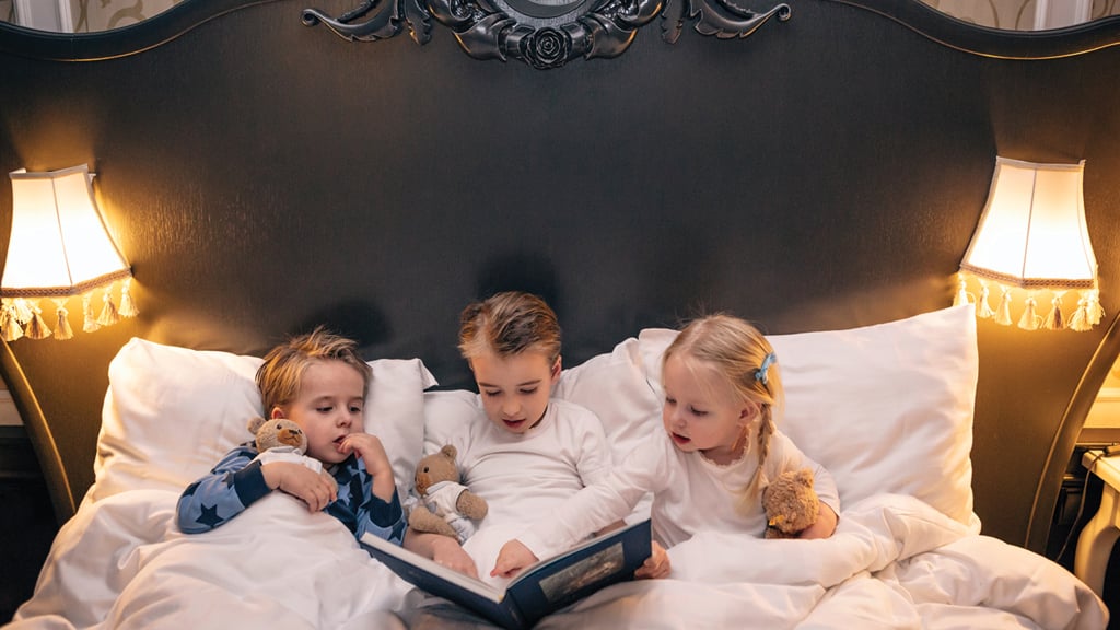 Kinderen lezen sprookjesboek in hotelkamer Efteling Hotel