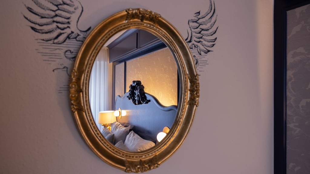 Spiegel met zicht op bed in Comfortkamer