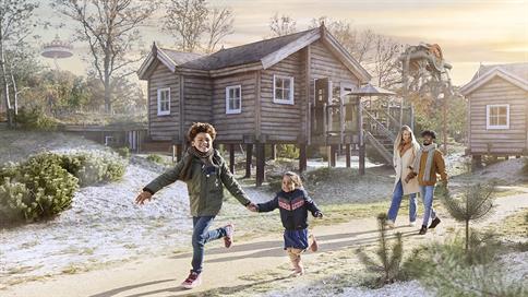 Gezin loopt door Vakantiepark Efteling Loonsche Land