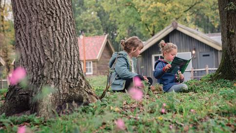 Meisjes spelen in de natuur bij Vakantiepark Efteling Loonsche Land
