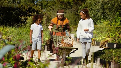 Kabouter met kinderen bij Vakantiepark Efteling Loonsche Land