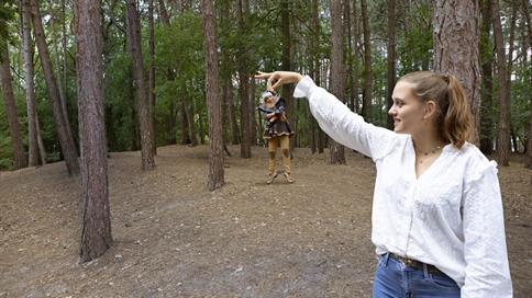 Meisje op de foto met een Kabouter in het bos bij Vakantiepark Efteling Loonsche Land