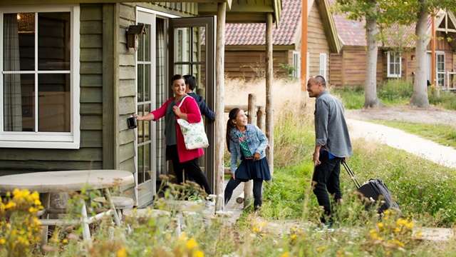 Gezin loopt een hut in Vakantiepark Efteling Loonsche Land in