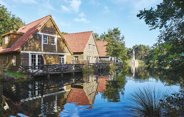 Zomerse Boshuysen in Vakantiepark Efteling Bosrijk