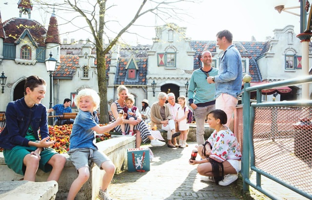 Grote familie op Anton Pieck Plein in de Efteling