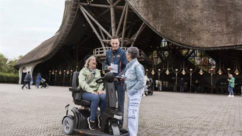 Medewerker geeft uitleg over scootmobiel