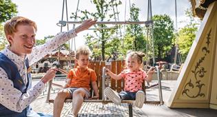 Peuters in de zweefmolen in de Efteling