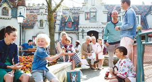 Familie op het Anton Pieck Plein in de Efteling