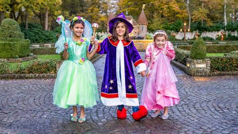Drie kinderen verkleed als Efteling-karakters.