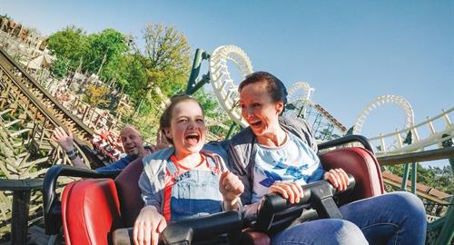 Moeder en dochter in de achtbaan in de Efteling