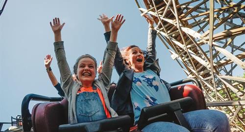 Moeder en dochter in de achtbaan in de Efteling