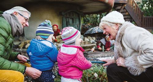 Opa en oma met kleinkinderen bij het Kabouterdorp in de Efteling