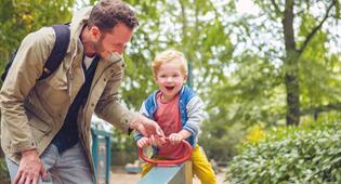 Vader en zoon in de speeltuin in de Efteling