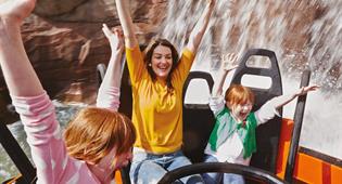 Familie geniet in de Pirana in de Efteling