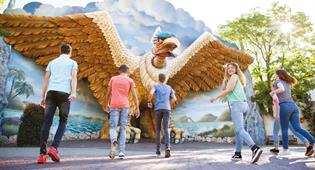 Vrienden gaan naar Vogel Rok in de Efteling