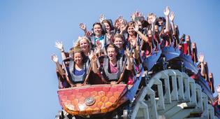 Vrienden in de Efteling-achtbaan Python